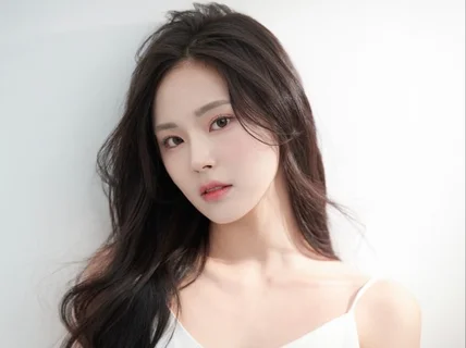 다시 한번 보게 되는 배우이자 모델 황다경입니다
