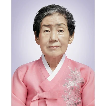 포트폴리오-영정사진 제작: 핸드폰사진 배경 교체 및 의상 교체, 자세 교정, 인물수정, 업스케일