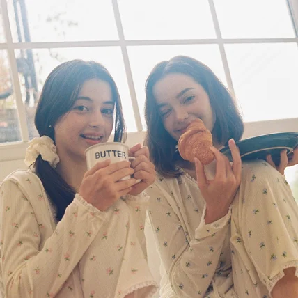 포트폴리오-[기획/촬영/모델/편집] 홈웨어 외국인 모델 룩북 필름 카메라 촬영