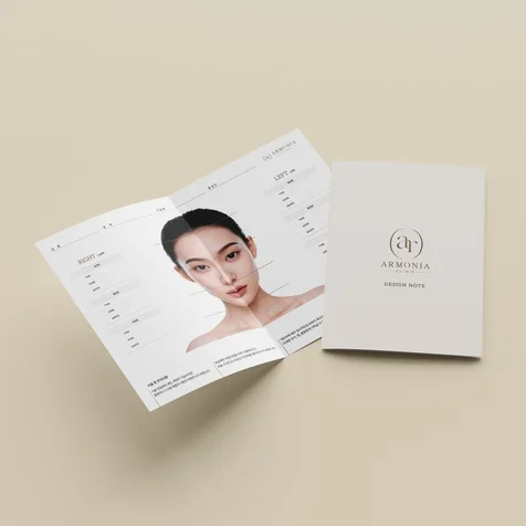 포트폴리오-[리플렛/2단접지] 피부과 클리닉 디자인노트 신뢰가 느껴지는 미니멀한 디자인