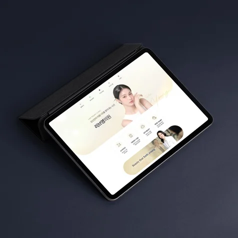 포트폴리오-따뜻한 베이지 네이비 컬러로 감성적인 전문성을 담아낸 강남 피부과 디자인