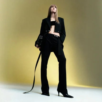 포트폴리오-AI 실사 모델 실내 컬러배경 이미지