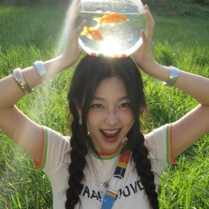 포트폴리오-Y2K 디카 감성 AI 화보 이미지 제작