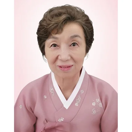 포트폴리오-영정사진 제작: 핸드폰사진 배경 교체 및 의상 교체, 자세 교정, 헤어스타일변경, 인물수정